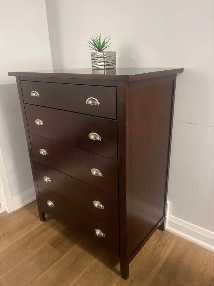 Modern 5-Drawer Dresser – Dark Wood (Delivery Available) - photo 5
