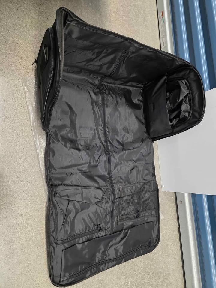 2-in-1 Travel Garment Bag + Toiletry Kit – Brand New - photo 3