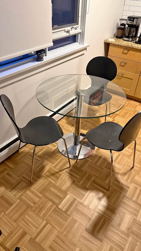 Round table + 3 chairs
