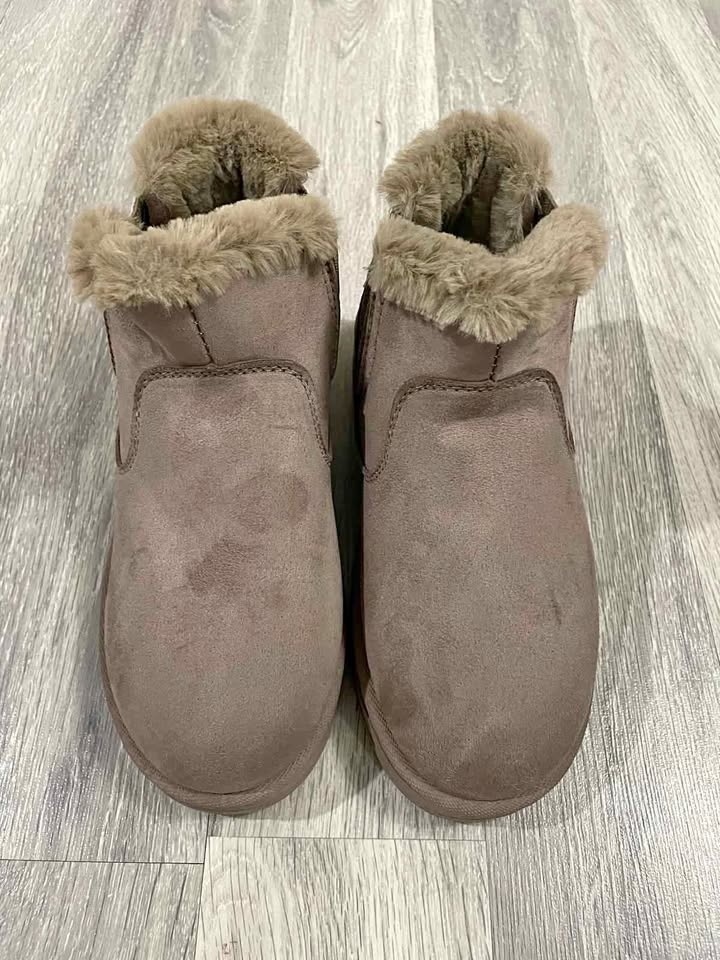 Women winter shoes (size 5) never worn