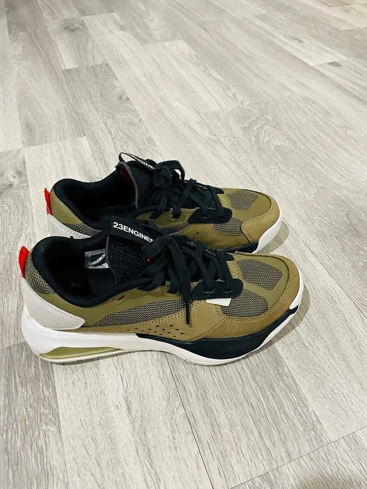 Nike shoes Size 7.5 (brand new)