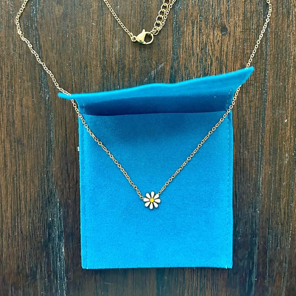 Hey Harper Daisy necklace