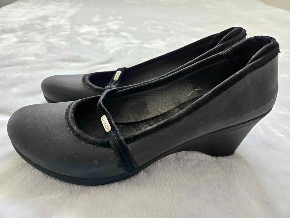 Black Wedge-heel Crocs, Size 8