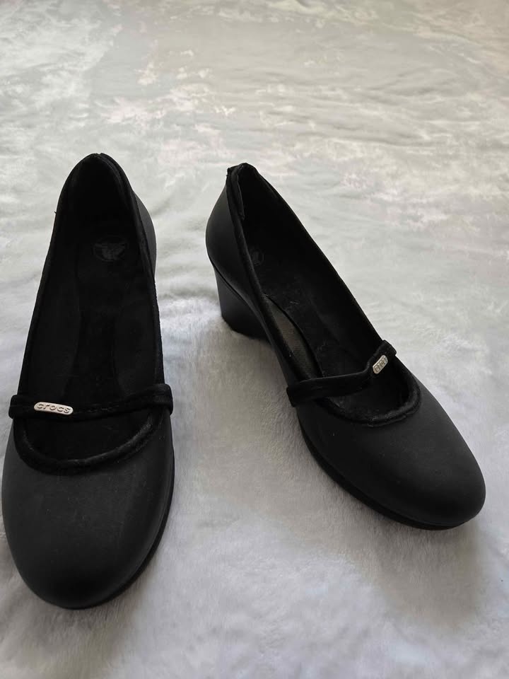 Black Wedge-heel Crocs, Size 8 - photo 2