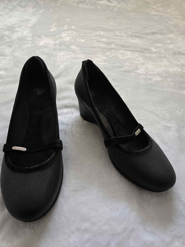 Black Wedge-heel Crocs, Size 8 - photo 3