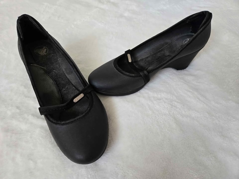 Black Wedge-heel Crocs, Size 8 - photo 4