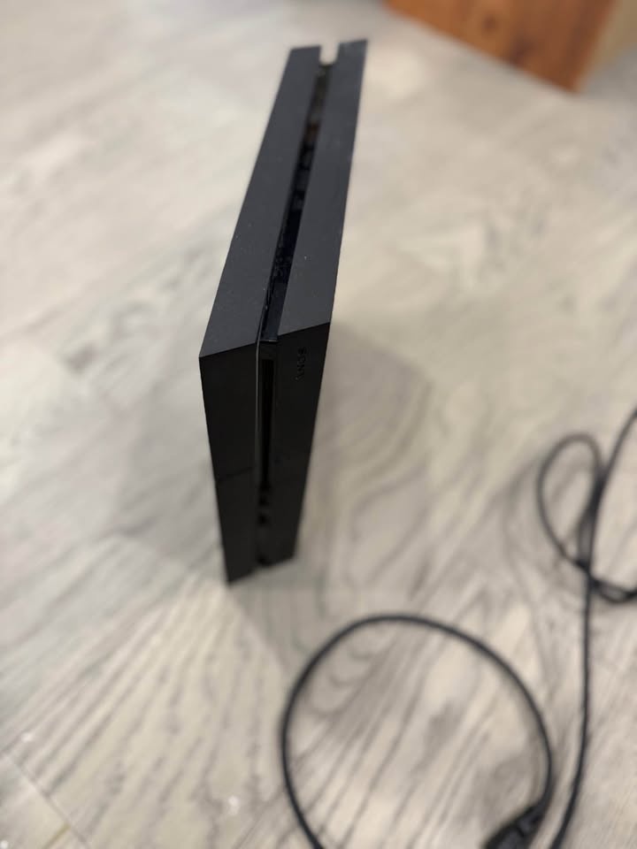 PS4 with two controllers and chords - photo 3
