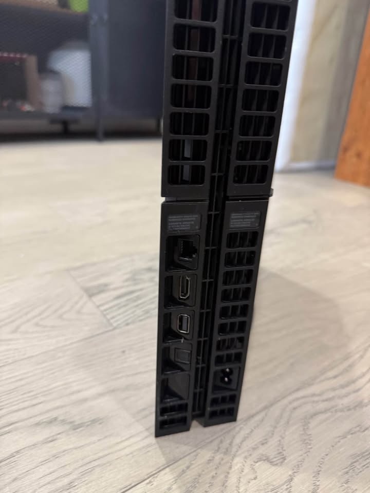 PS4 with two controllers and chords - photo 5