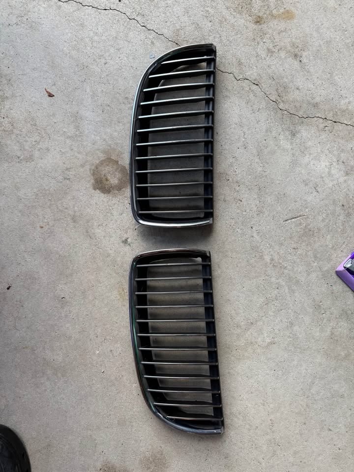 OEM BMW 3 series 2004-2007 front grill - photo 2