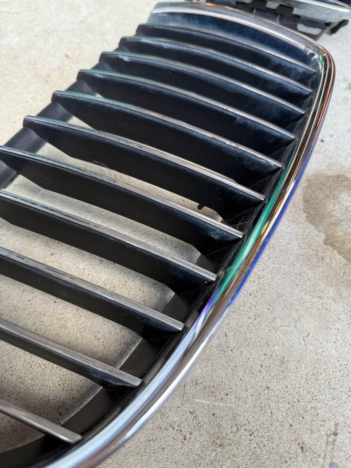 OEM BMW 3 series 2004-2007 front grill - photo 3