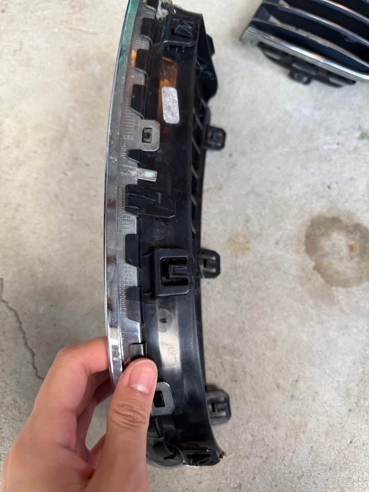 OEM BMW 3 series 2004-2007 front grill - photo 4
