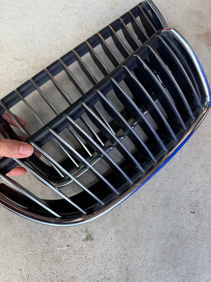 OEM BMW 3 series 2004-2007 front grill - photo 5