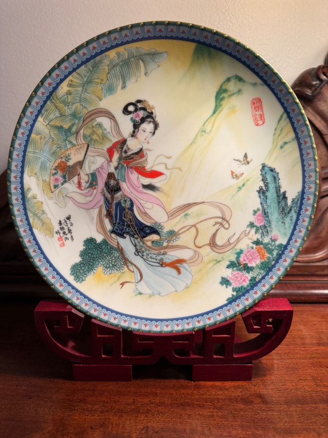 BEAUTIES OF THE RED MANSION Pao-chai Plate