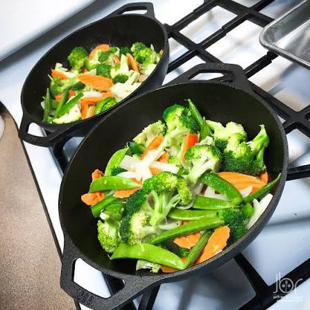 Lodge 9" Cast Iron Wok / Kadai + Silicone Handles - NEW