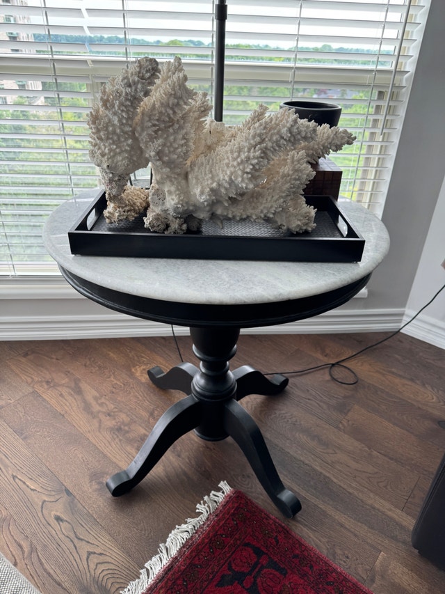 Pottery Barn Black wood & marble top 31" round table, like new - photo 2