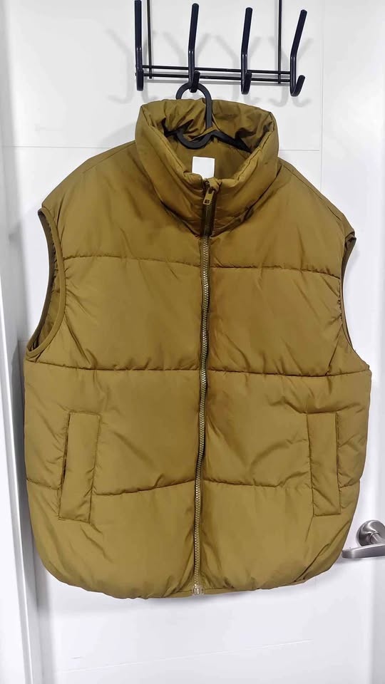 H&M Olive Green Puffer Vest (L/XL)