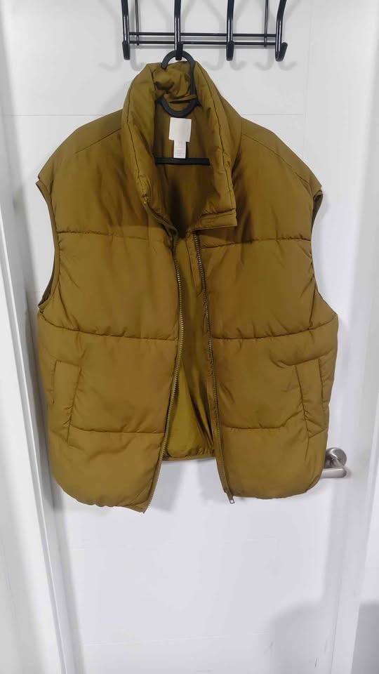 H&M Olive Green Puffer Vest (L/XL) - photo 2