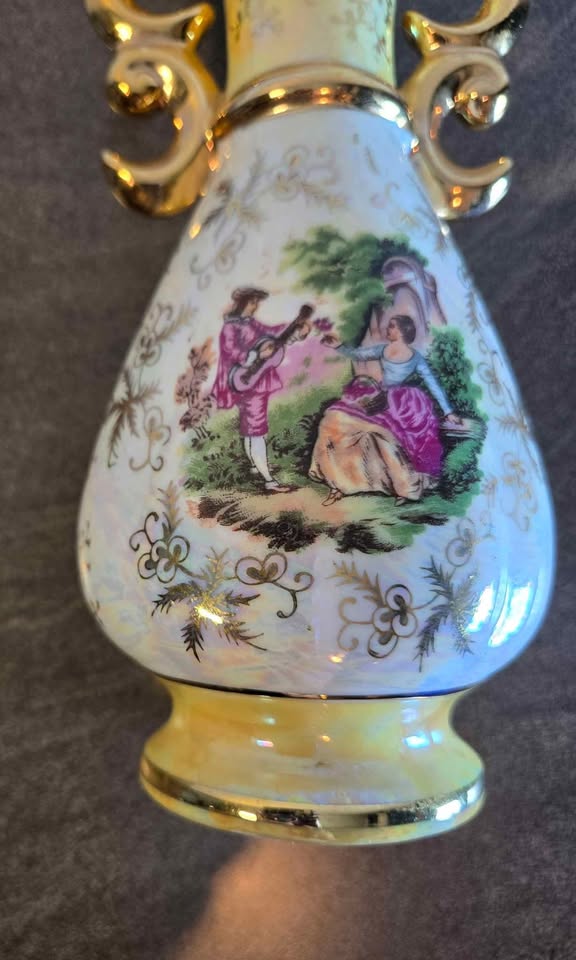 Vintage Porcelain Vase with Gold Accents - photo 2