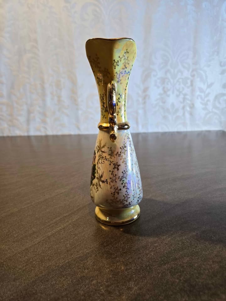 Vintage Porcelain Vase with Gold Accents - photo 3