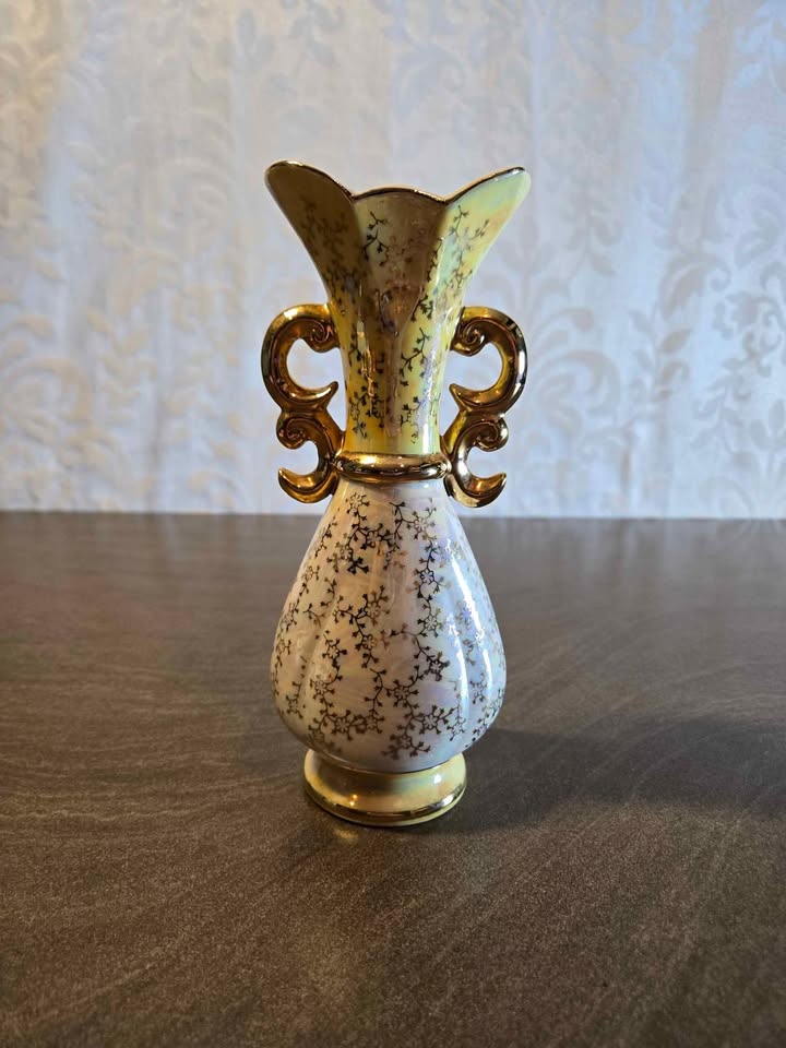 Vintage Porcelain Vase with Gold Accents - photo 4