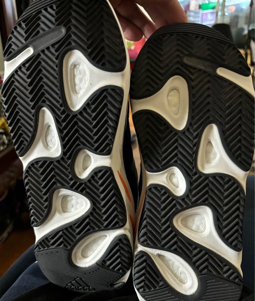 Yeezy Wave runner 700 Size 10M - photo 3