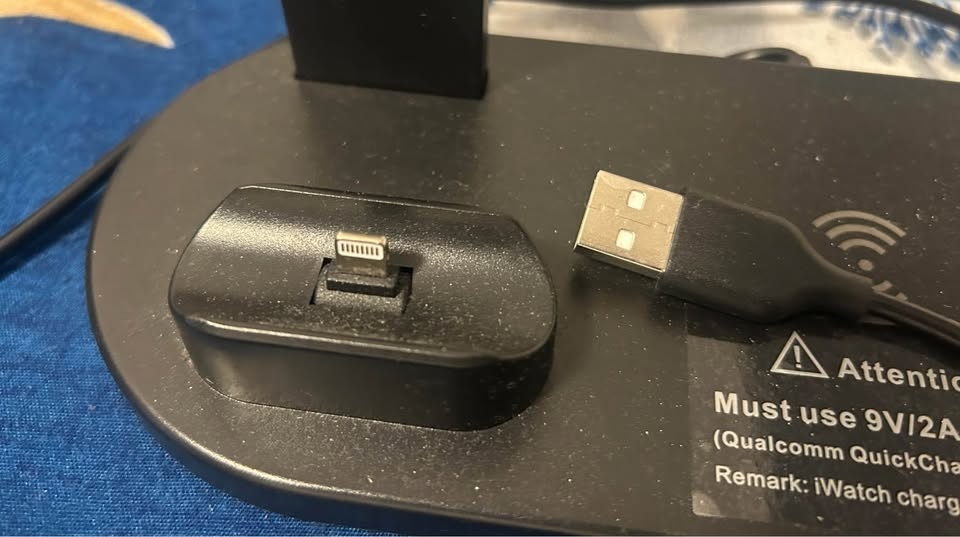 4-in-1 wireless charging station for multiple devices - photo 3