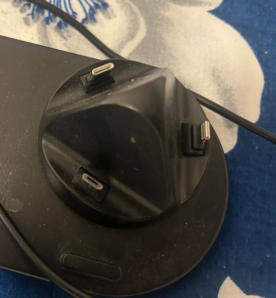 4-in-1 wireless charging station for multiple devices - photo 4