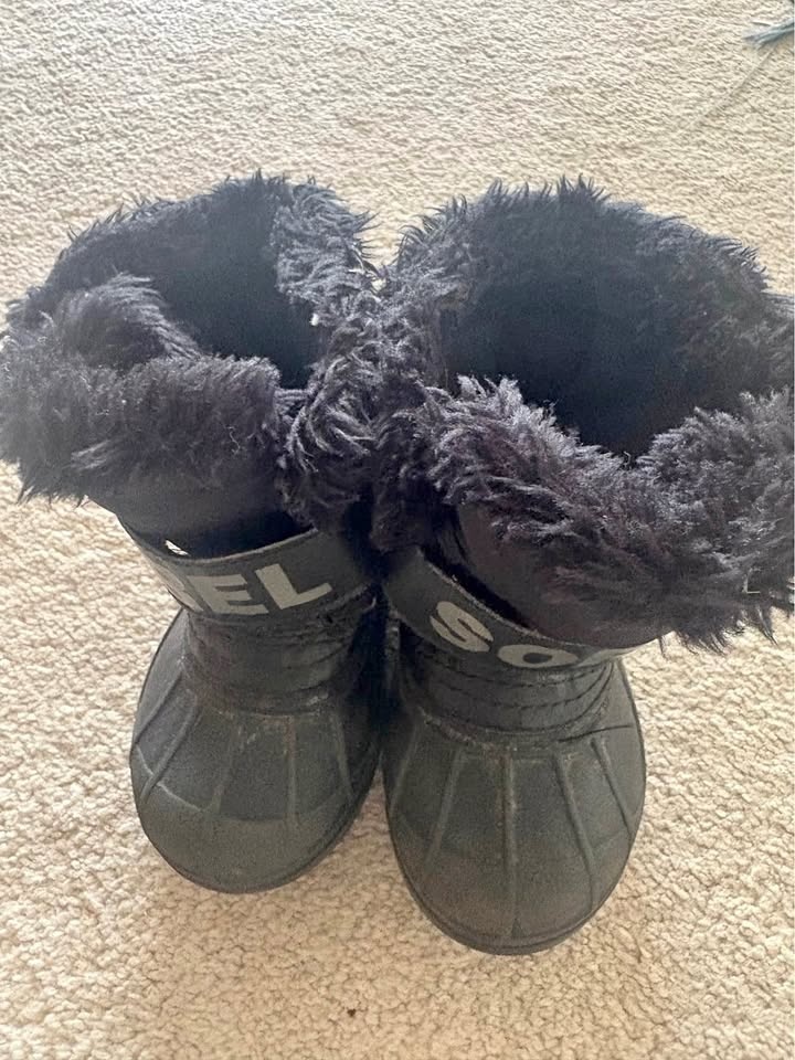 Snow boots toddler size 7