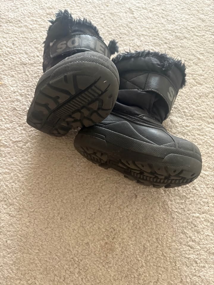 Snow boots toddler size 7 - photo 3