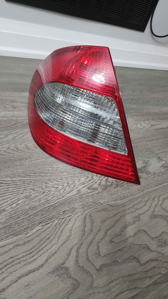Mercedes E Class Taillight - photo 2