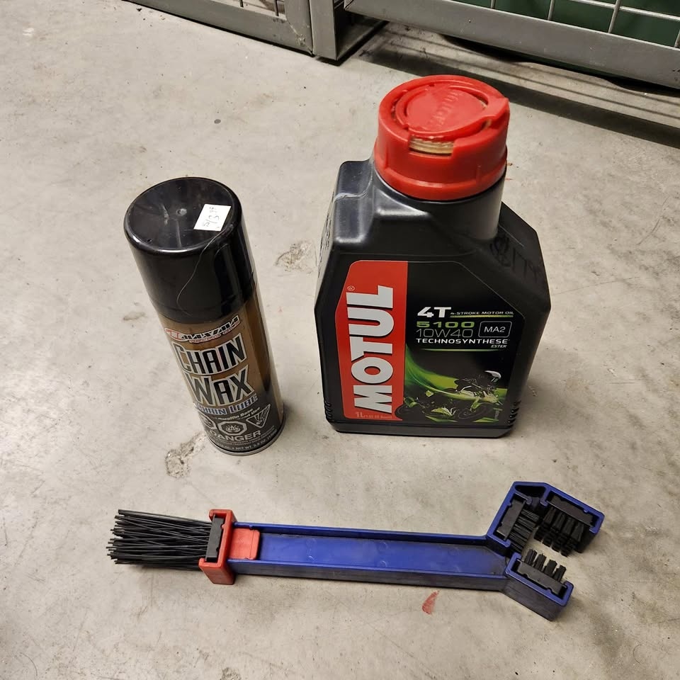 Motorcycle chain cleaning kit