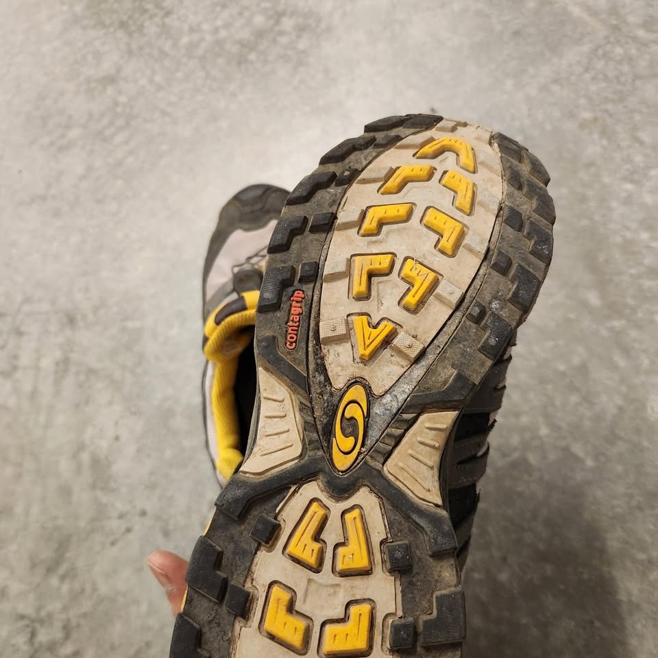 Salomon hiking shoes (Men's size 9) - photo 2
