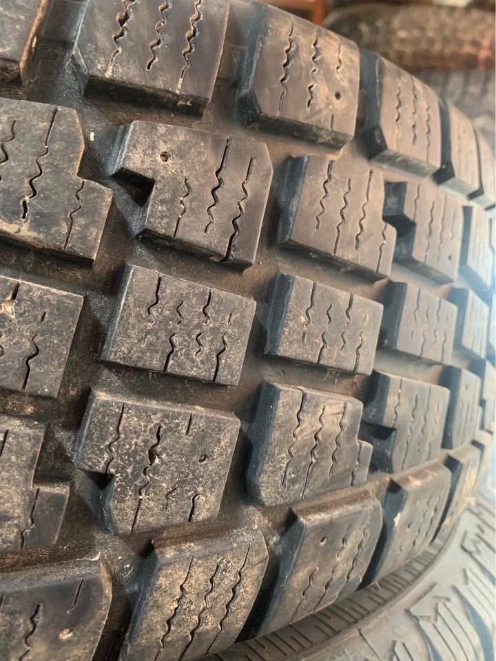 225/65/17 winter tires - photo 2