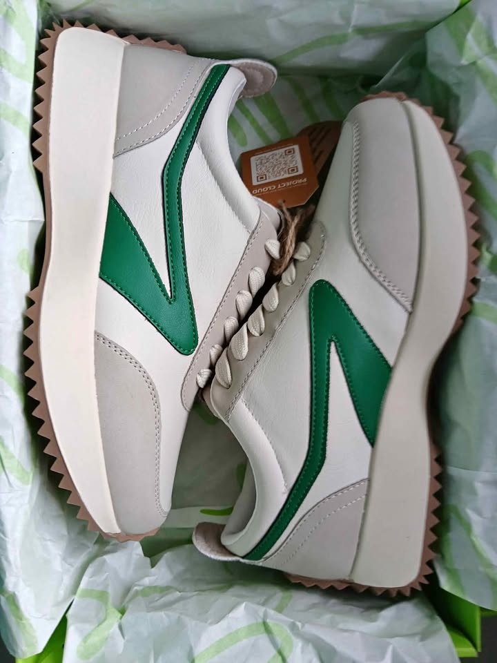 Women's sneakers #6.5 memory foam insole and lightweight