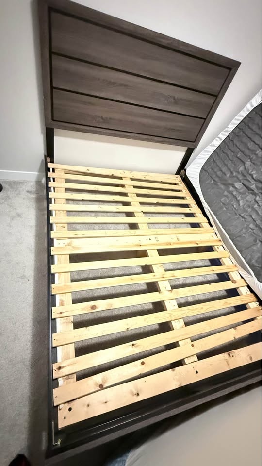 Bed frame and Mattress - Queen size - photo 3