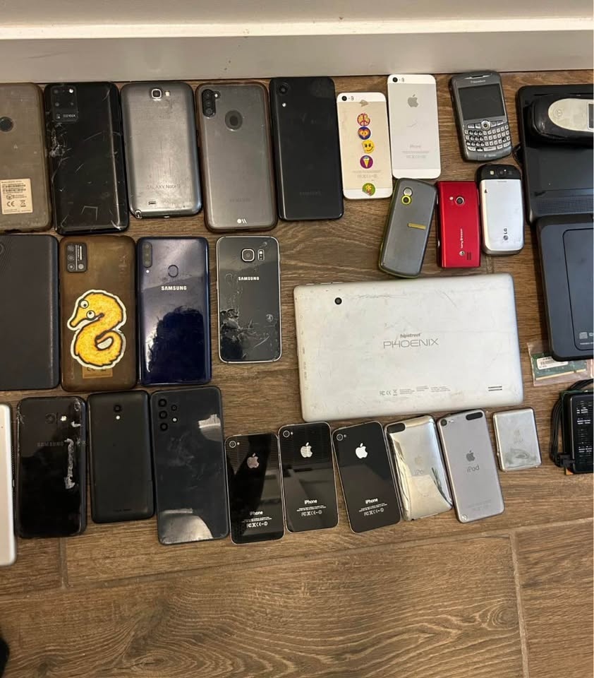 Old phones (both damaged and working) and MacBook Pro / laptops- - photo 2