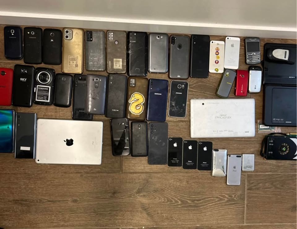 Old phones (both damaged and working) and MacBook Pro / laptops- - photo 3