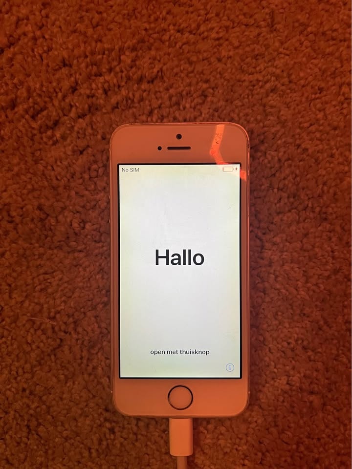 Old phones (both damaged and working) and MacBook Pro / laptops- - photo 5