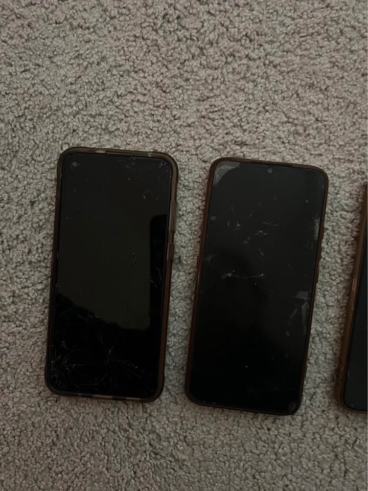 Broken phones for Parts - photo 2