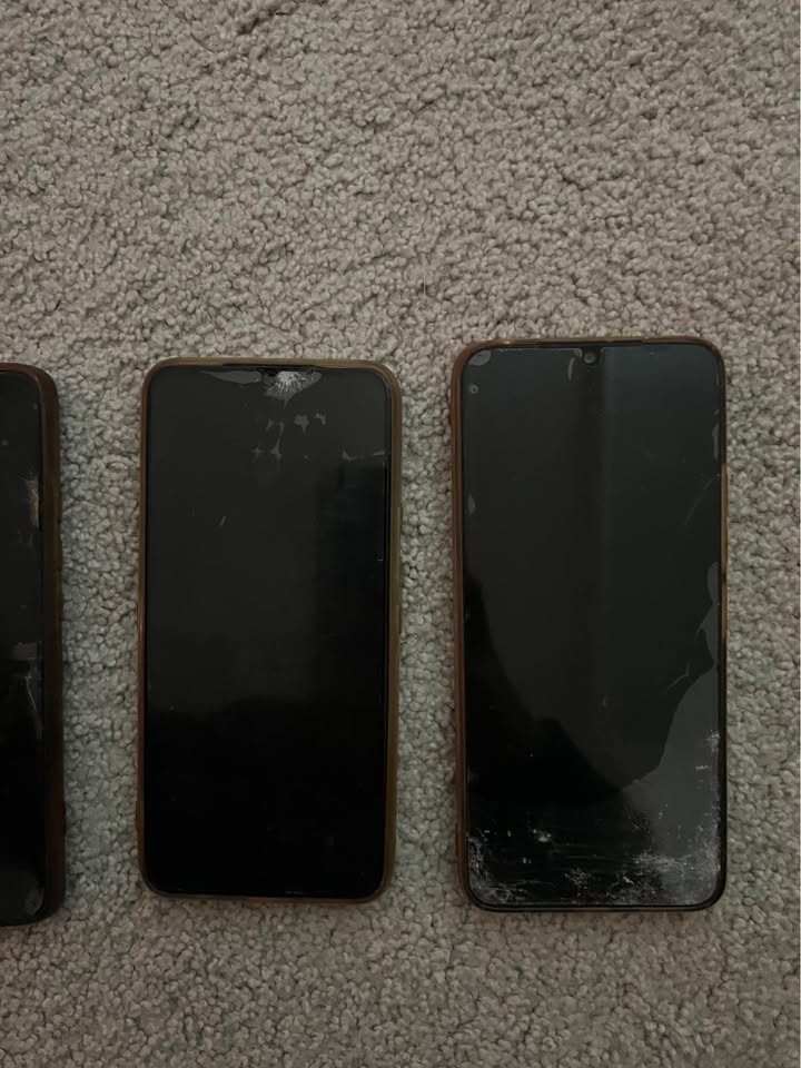 Broken phones for Parts - photo 3