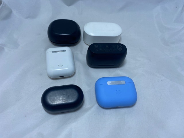 lot of 6 misc. Bluetooth earbuds wireless he - photo 3