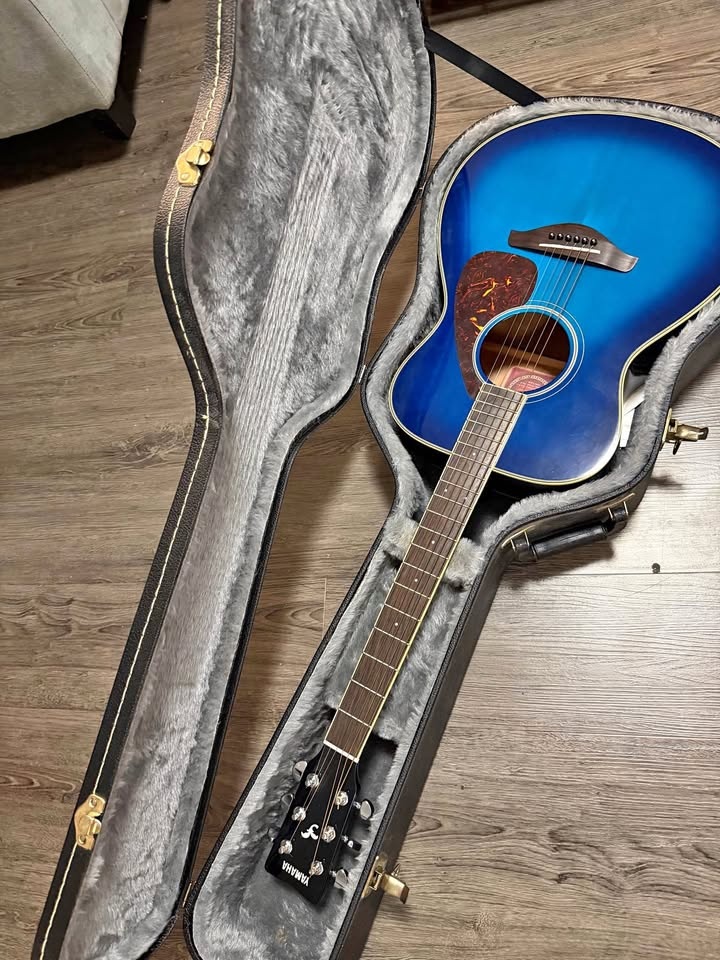 Yamaha FS720S Guitar w/ hard case