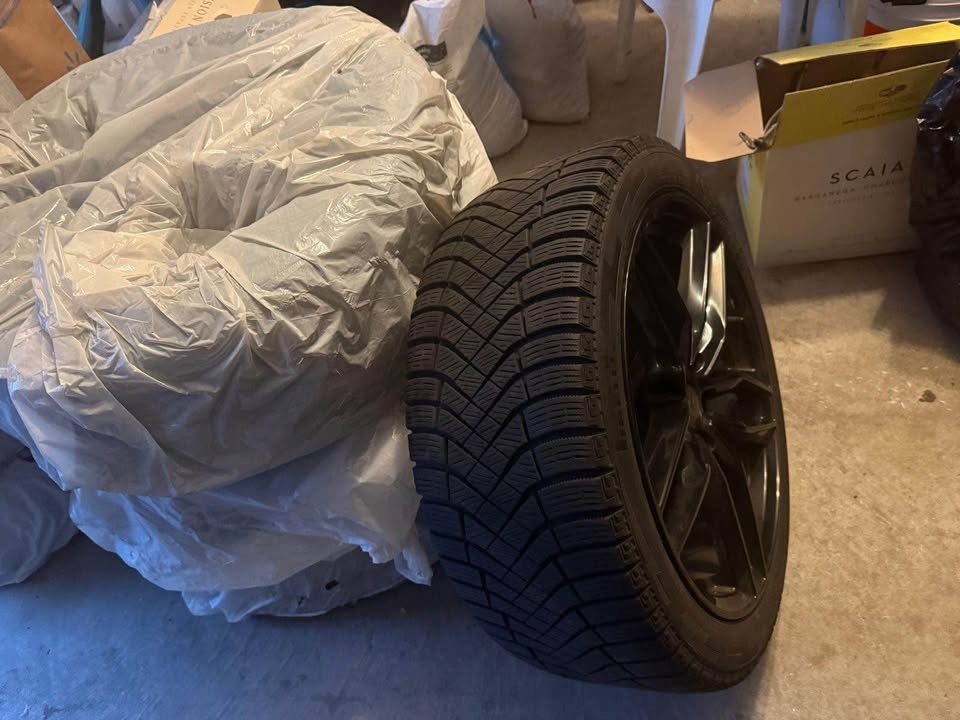 245/40 R18 winter tires and rims - photo 2