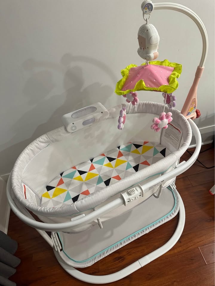 Fisher price basinet - photo 2