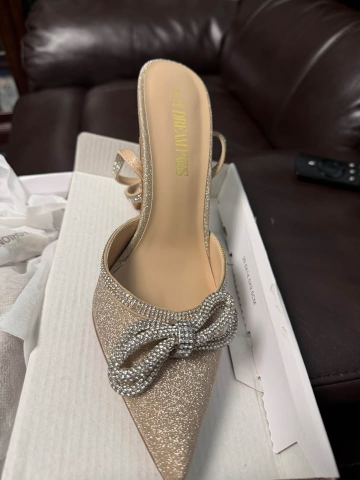 Brand new women dream gold shoes size 8 but like 7 - photo 2