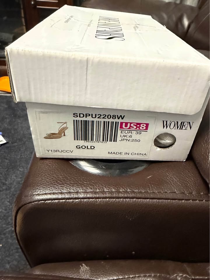 Brand new women dream gold shoes size 8 but like 7 - photo 3