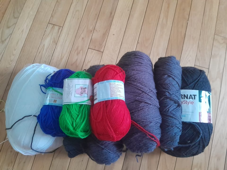 Knitting threads and machine