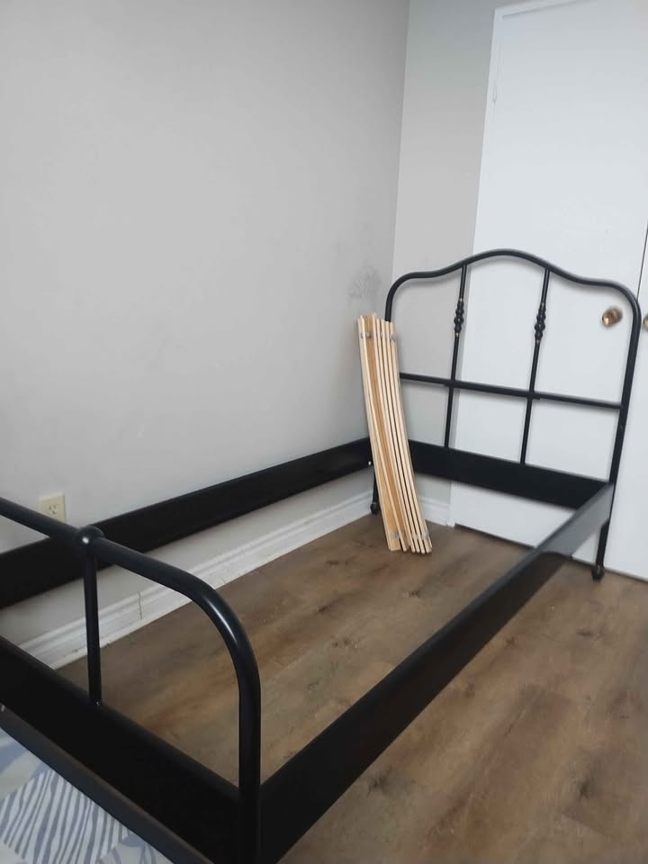 Black Metal Frame Bed - photo 3