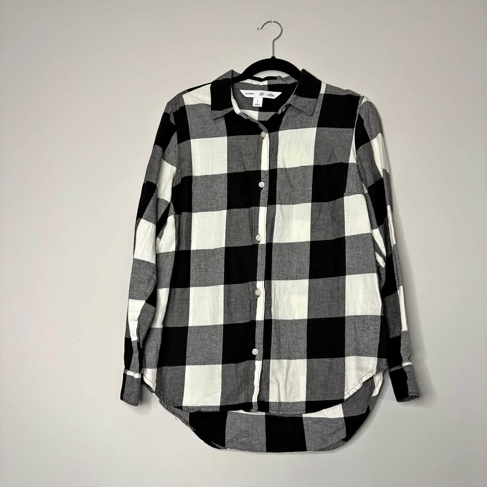 Women’s Old Navy White & Black buffalo Plaid Button Down