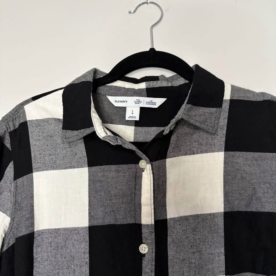 Women’s Old Navy White & Black buffalo Plaid Button Down - photo 2